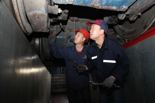 机车检修工----为确保列车运行安全,铁路运输部机修厂检修工对每台机车进行精检细修,为机车提供可靠的动力保障。张宪臣 摄 机车检修工----为确保列车运行安全,铁路运输部机修厂检修工对每台机车进行精检细修,为机车提供可靠的动力保障。张宪臣 摄