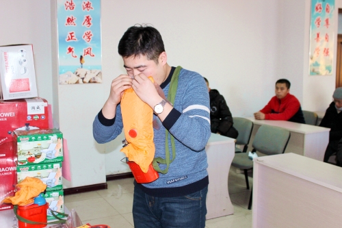 东荣一矿开展自救器技能比武活动 东荣一矿开展自救器技能比武活动