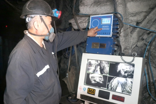 图为远程操作,1人可操控多台皮带。 图为远程操作,1人可操控多台皮带。