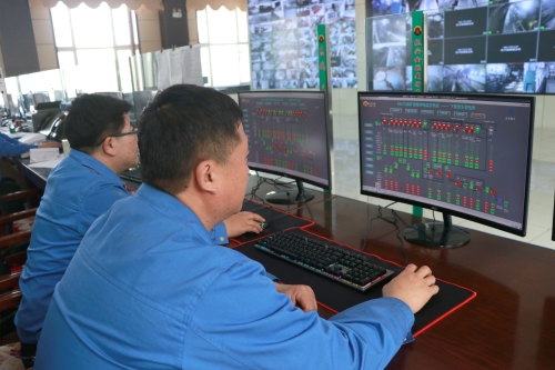 调度监控人员正在利用自动化监控平台测控各项数据 调度监控人员正在利用自动化监控平台测控各项数据